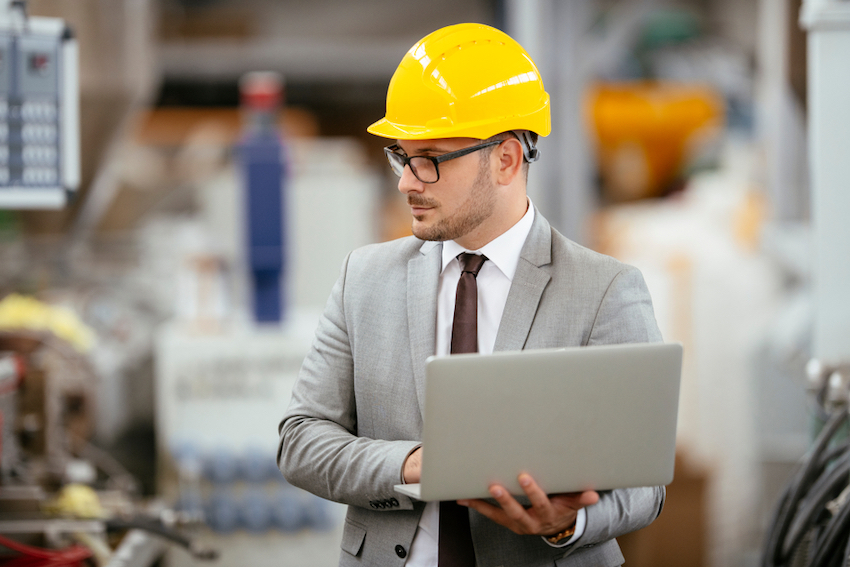 factorymanagerininspectionofmanufacturing-maninindustrialenvironment